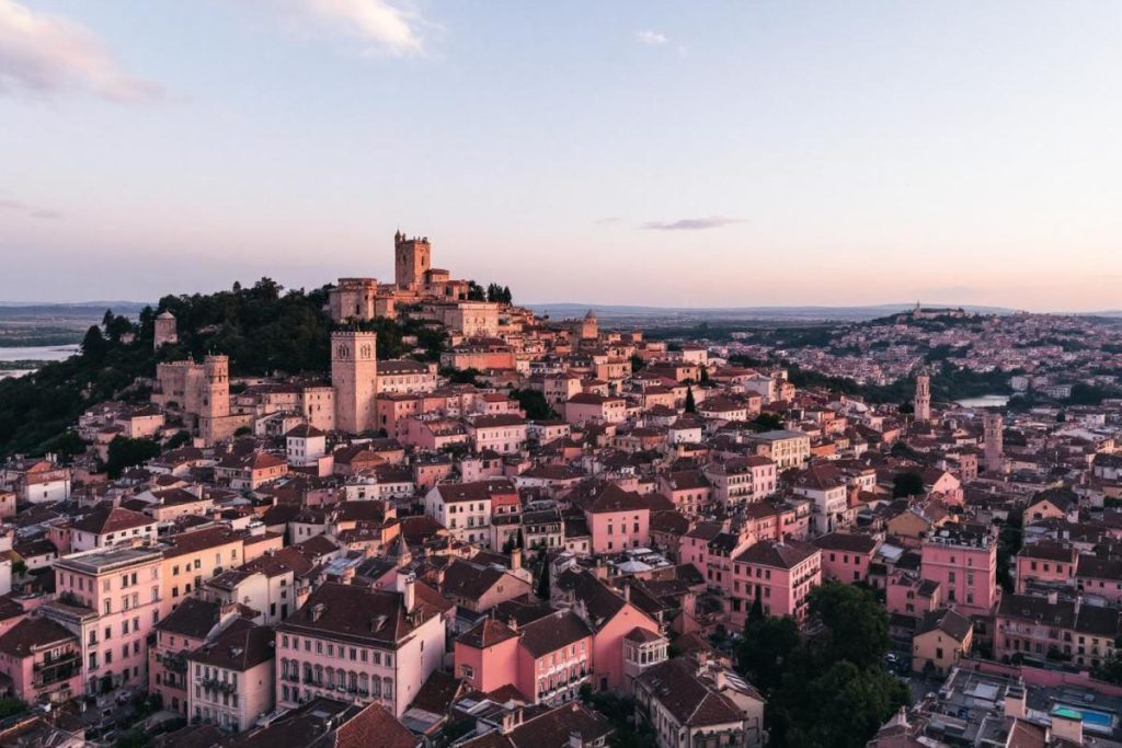 Moins visitée que Toulouse, cette ville rose secrète des Pyrénées vaut le détour