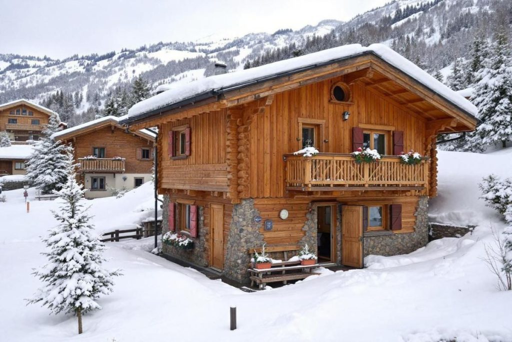 Cette station de Savoie perchée à 1 800 mètres charme par son authenticité et ses chalets de bois