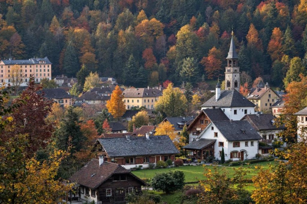 Entre forêts et vieilles pierres, ce village du Jura brille sous les lumières d’octobre