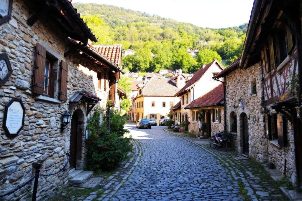 Située à 2h de Toulouse, cette cité médiévale du Tarn est un joyau d’architecture et de pierre