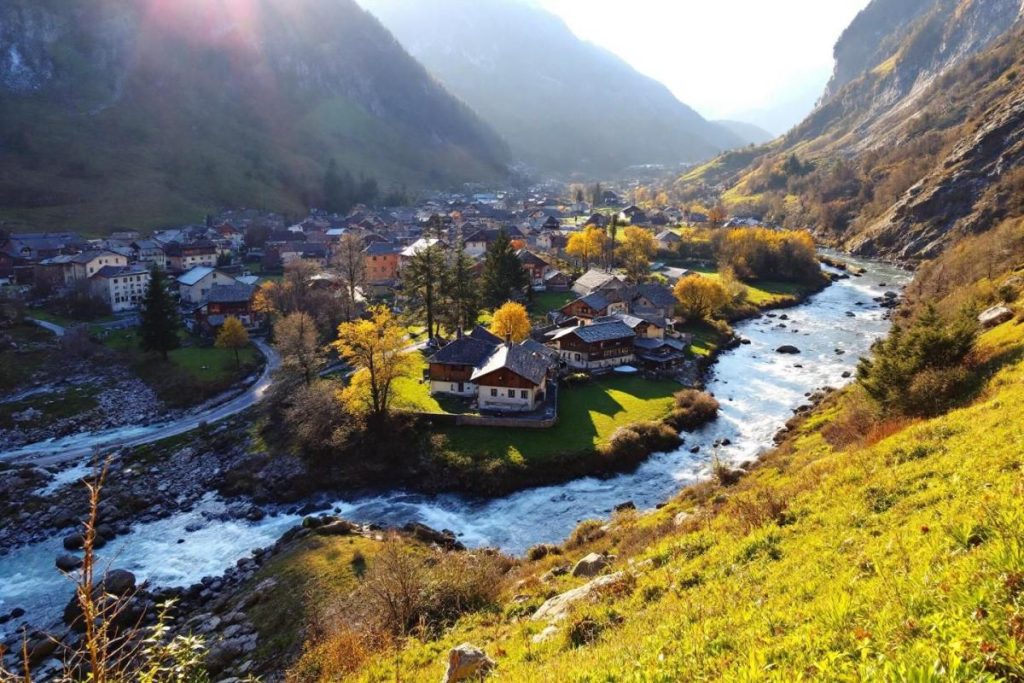 Entre montagnes et torrents, ce village du Vercors semble suspendu entre ciel et terre