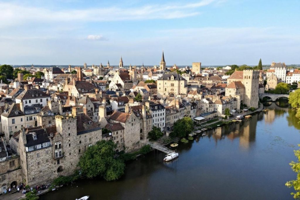 À moins de 2h de Paris, cette cité médiévale entourée d’eau fascine les visiteurs