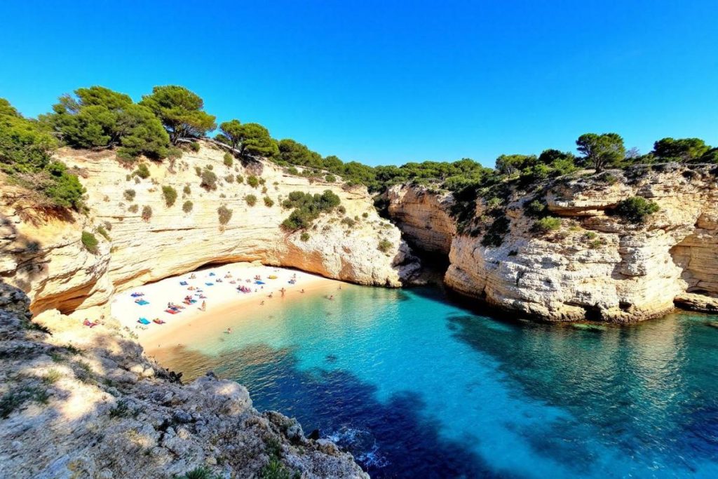 Moins bondée que les plages de la Côte d’Azur, cette crique provençale est un petit bijou