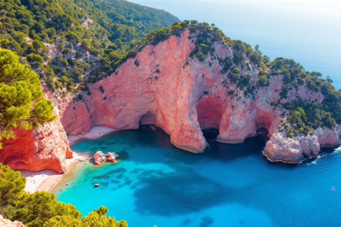 Falaises rocheuses roses surplombant une mer turquoise cristalline