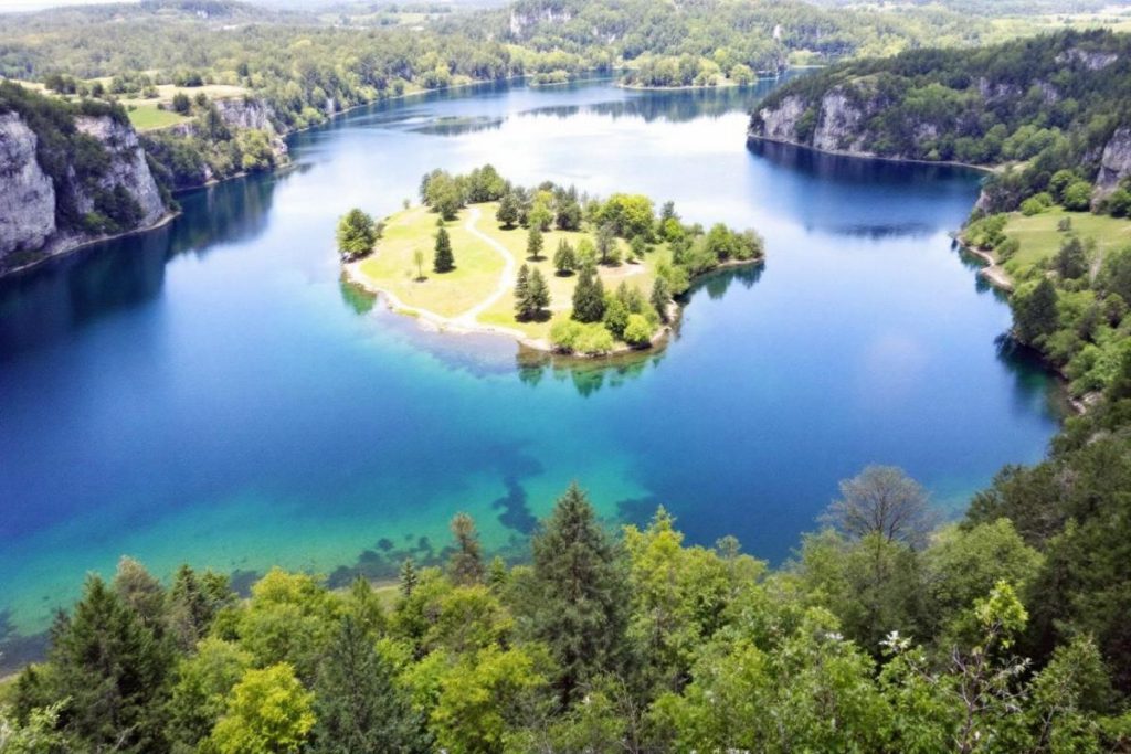 À moins de 3 h de Paris, ce parc naturel combine lacs, falaises et forêts en un seul lieu