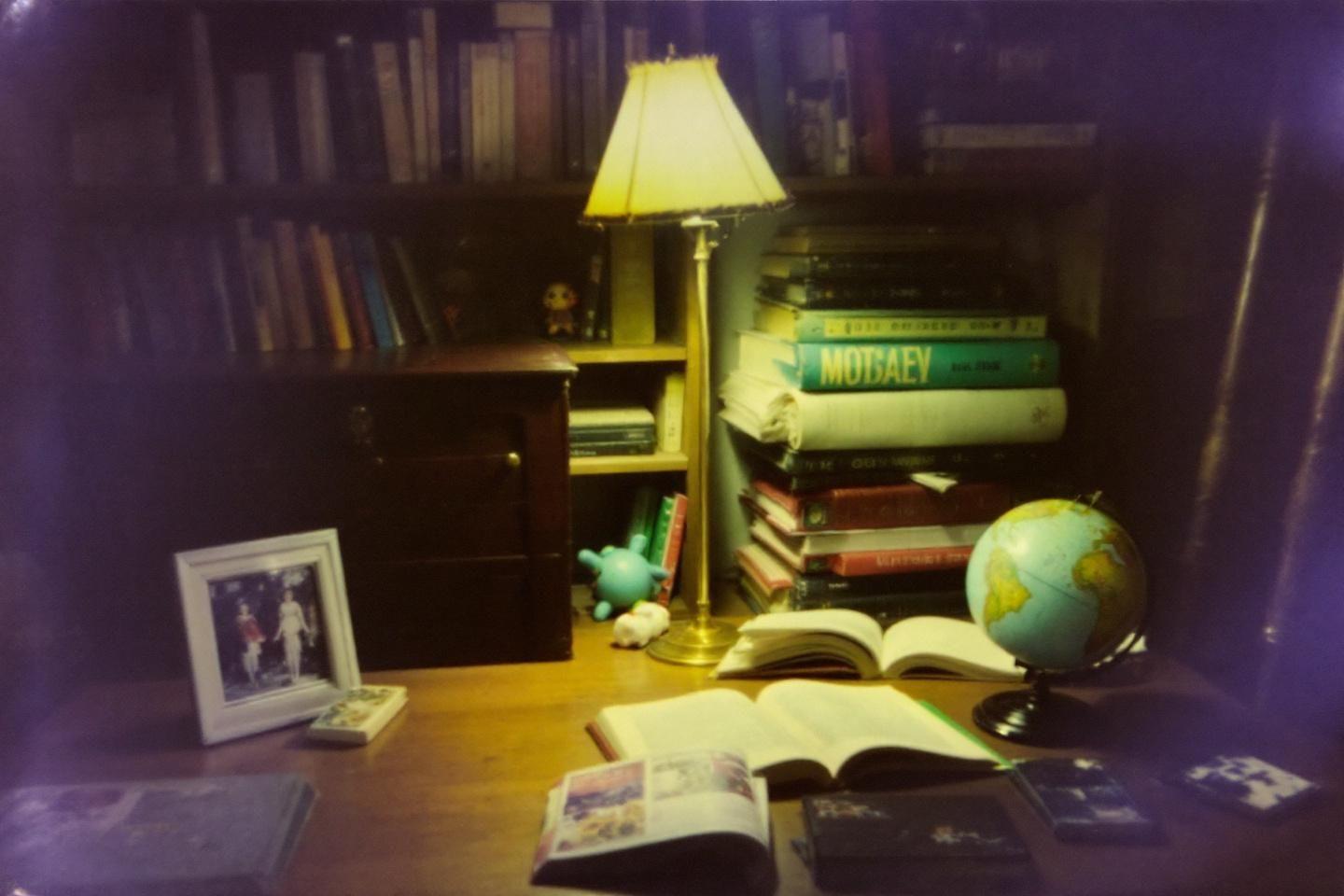 Bureau avec lampe, livres, globe et photo encadrée