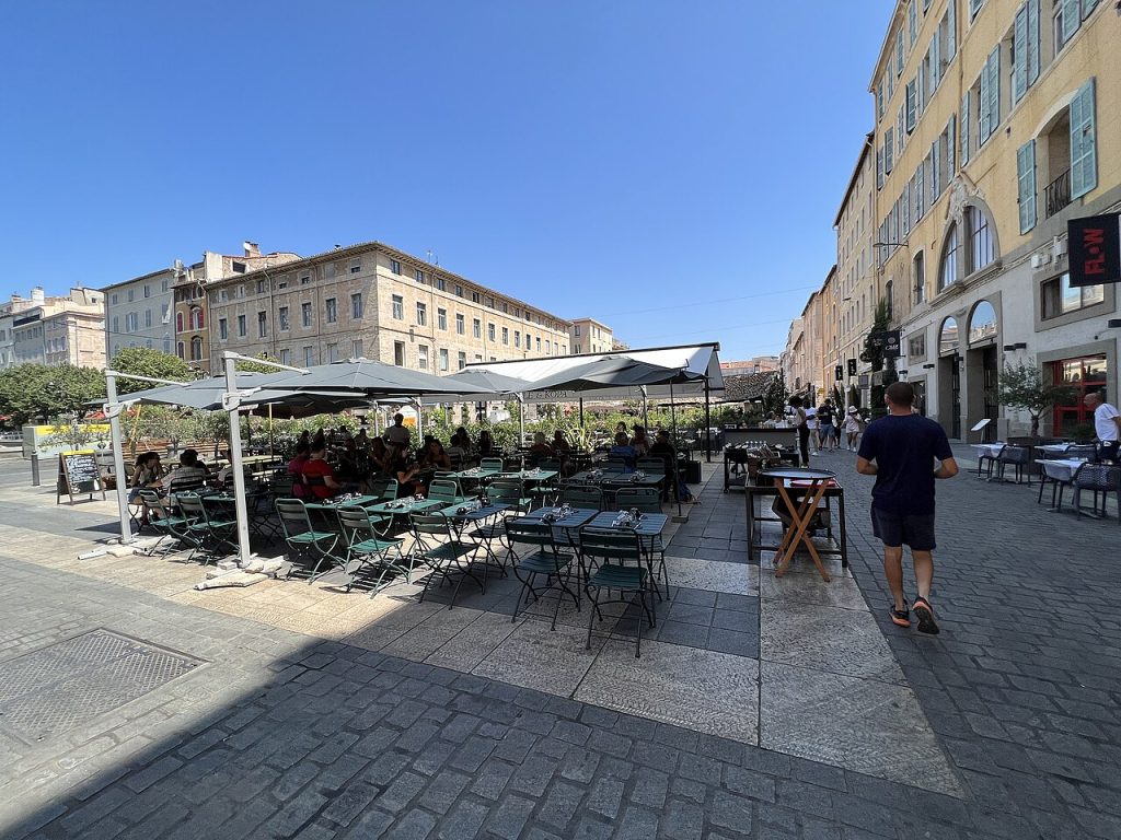 Terrasse de café sur le Cours Estienne d'Orves à Marseille