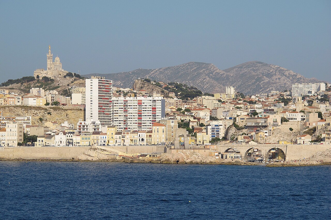 Vue depuis la mer sur le Vallon des Auffes avec Notre-Dame de la Garde en arriere-plan