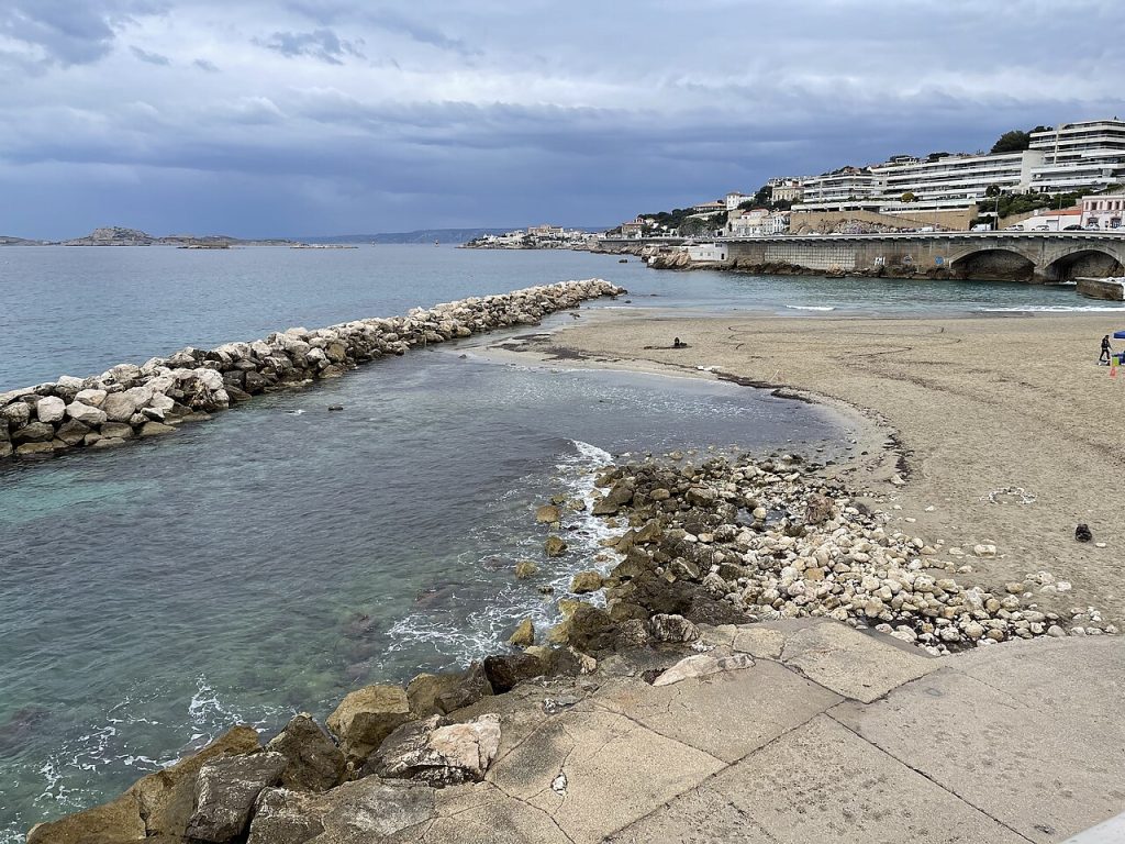 Vue sur la plage du Prophete a Marseille avec sa digue de galets