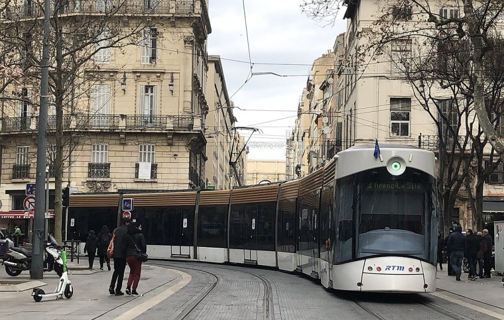 Une rame de tramway RTM circulant dans une rue du centre de Marseille