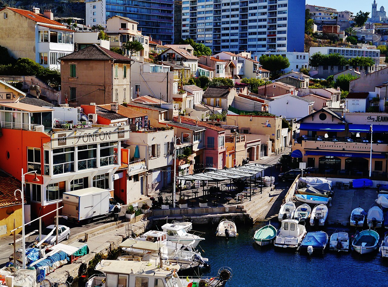 Barques de pecheurs pointues amarrees dans le petit port