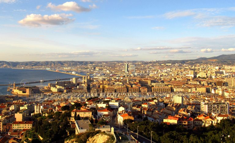 Acheter dans l’ancien à Marseille : ce qu’il faut vérifier avant de signer