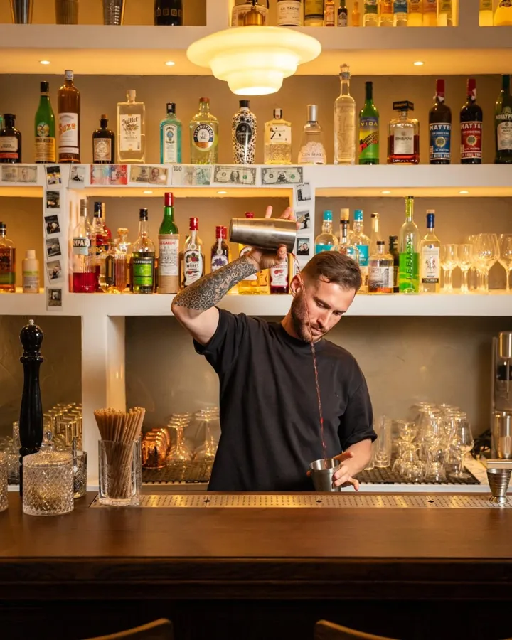 1853, bar à Marseille