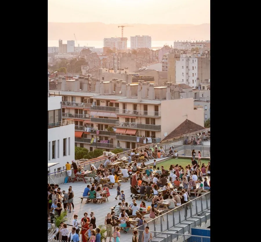 Le toit-terrasse de la Friche, bar à Marseille